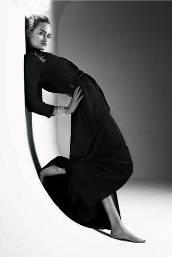Платье из шелка с вышивкой на плечах, Gucci; ремень, Louis Vuitton; браслет, Chanel
