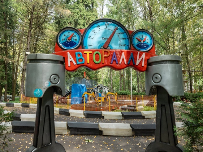 Аттракционы в парке продолжают работать для посетителей | Источник: Александр Куренной / 76.RU