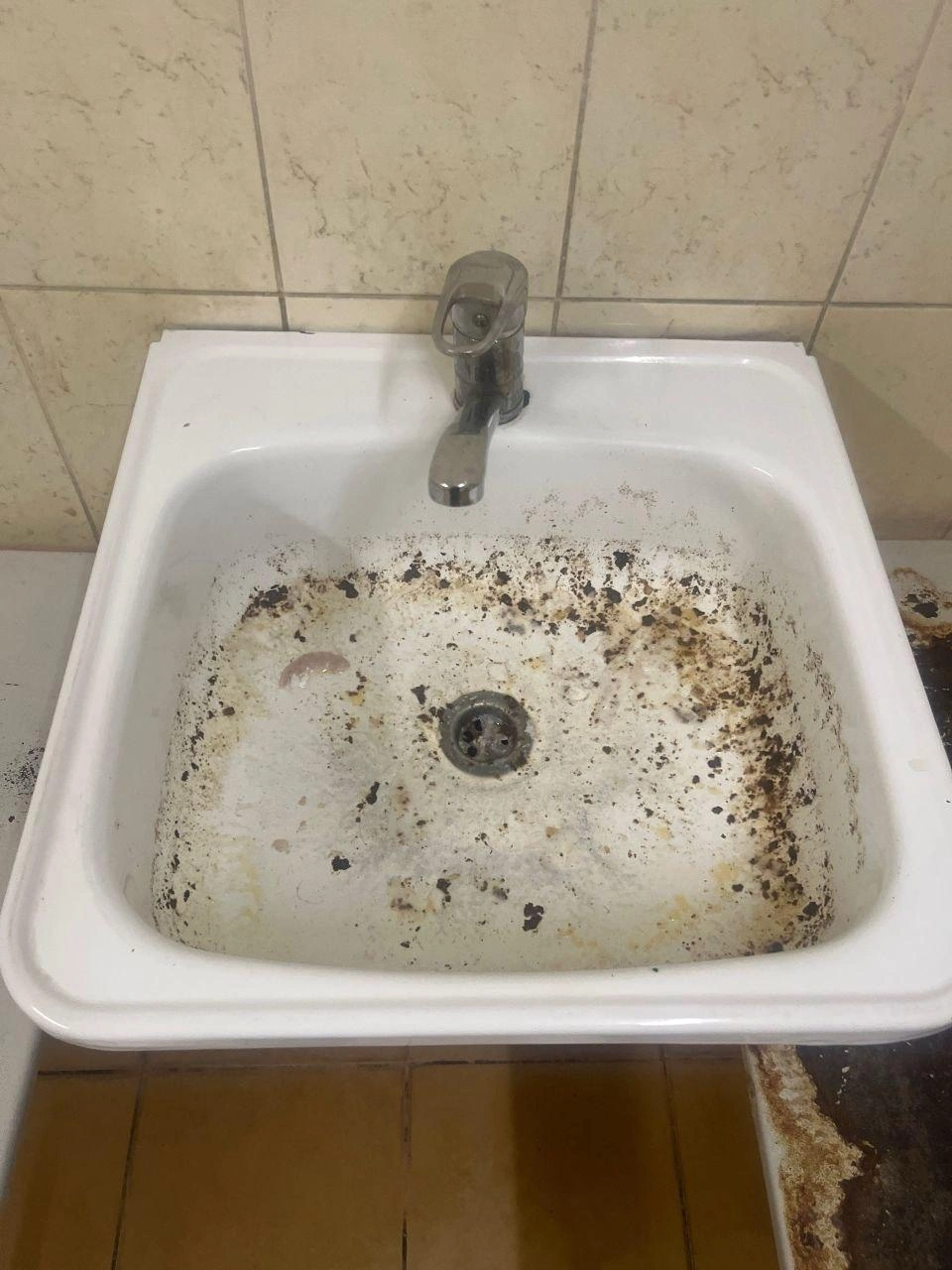 Студенты хотят, чтобы в общежитии провели ремонт | Источник: читатель НГС