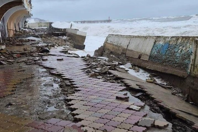 Шторм в Сочи повредил пляжи, на уборку вышли 350 человек