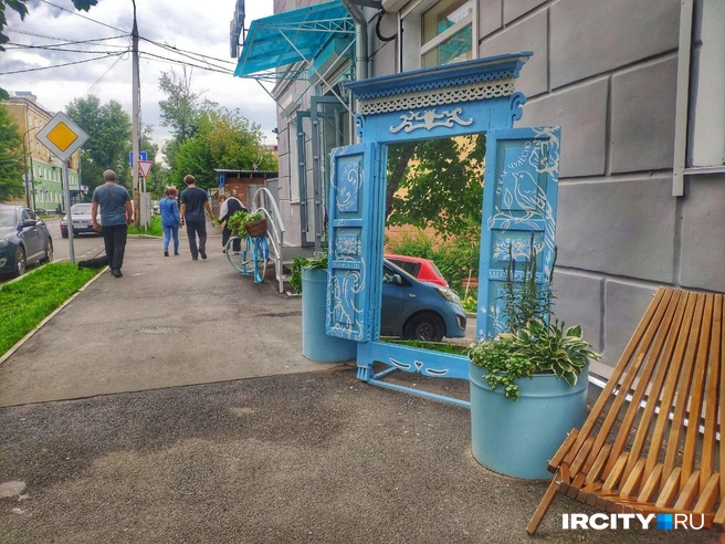Зеркало у здания на углу бульвара Гагарина и улицы Свердлова | Источник: Алена Кашпарова / «ИрСити»