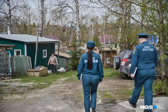 Многие новосибирцы поехали на дачи и там могут начать «убираться» на своих участках | Источник: Александр Ощепков / NGS.RU