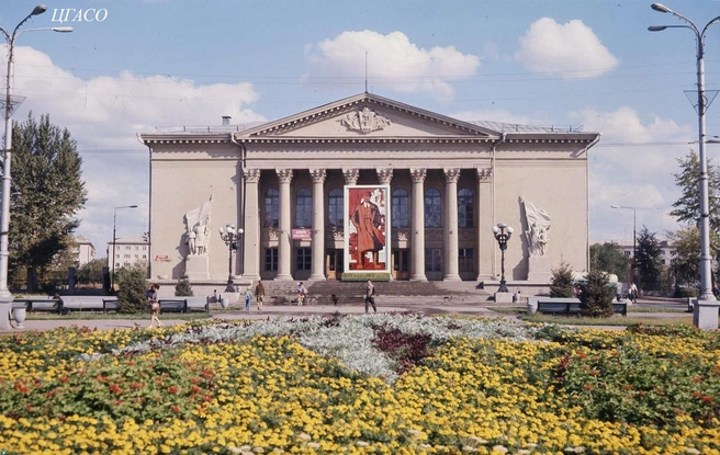 Дворец культуры металлургов в 1970–1980-е. В 2019 году на площади поставили памятник первому директору металлургического завода Павлу Мочалову. Каким был создатель предприятия и целого городского района, 63.RU рассказал его внук Олег Мочалов | Источник: фотофонд Центрального государственного архива Самарской области