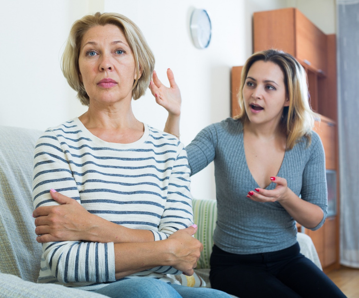 «Как выставить маму из дома?»: способы справиться с гиперопекой родителей, когда вы давно выросли