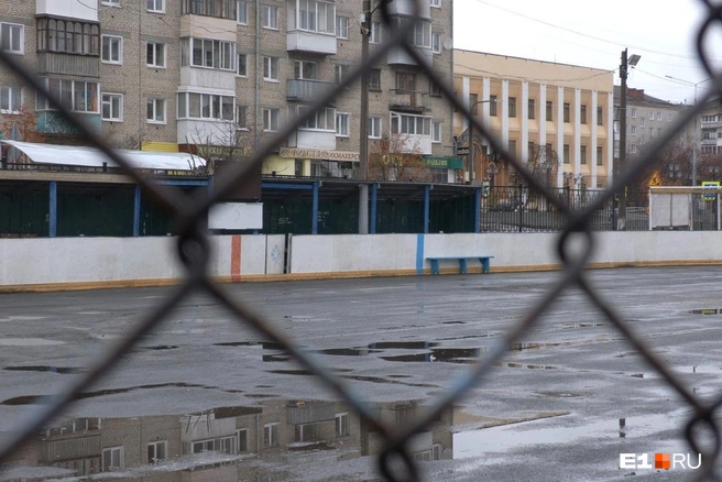 Павел мечтал, чтобы сын и другие спортсмены могли заниматься хоккеем в родном городе круглый год. Но корт работал только зимой | Источник: Максим Бутусов / E1.RU