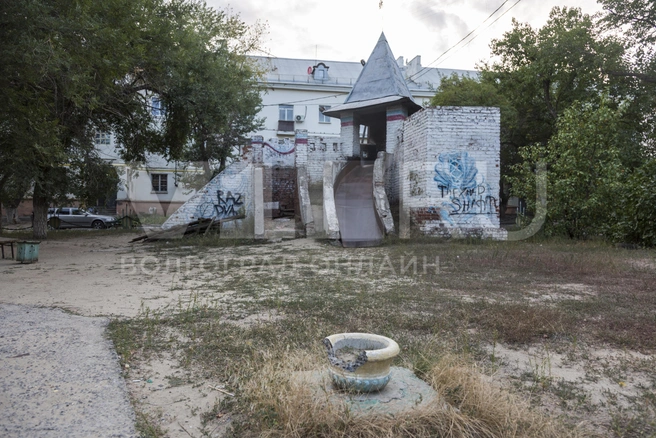 Сказочный городок явно нужно в ремонте | Источник: Читатели V1.RU