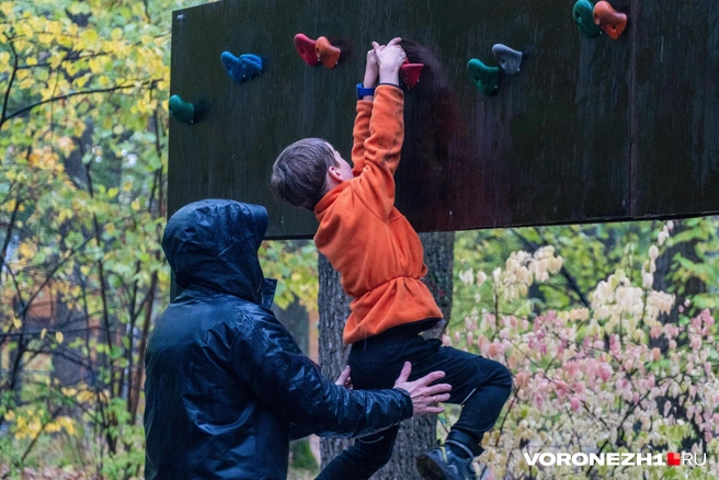 Первыми в забегах участвовали дети. Им нужно было преодолеть дистанцию от 400 метров до двух километров  | Источник: Дмитрий Волгин / Voronezh1.ru