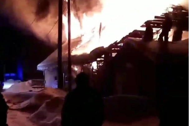 Здание полыхало очень долго | Источник: chp_59 / Instagram.com