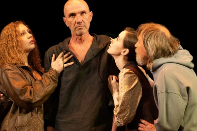 Московский театр Зориной покажет «Торф» в Петербурге