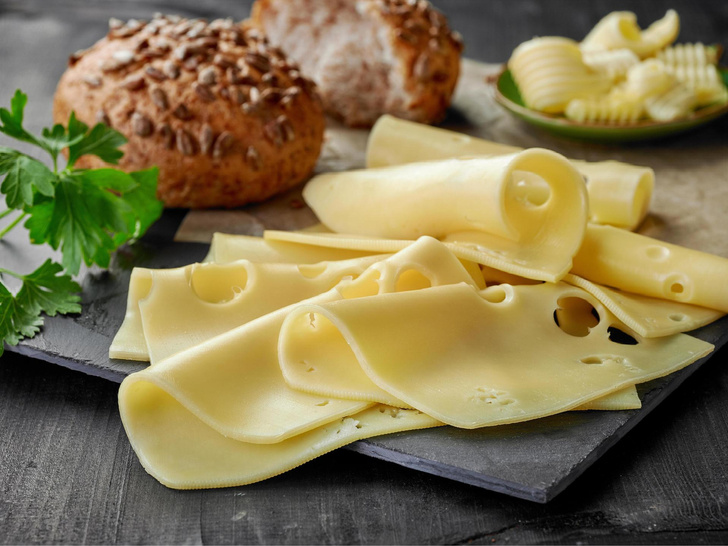 Как красиво нарезать сыр для праздничного стола — гости будут в восторге!