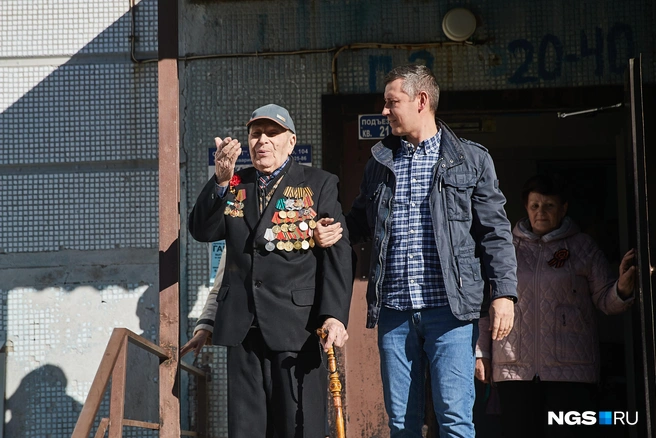 6 мая в Новосибирске оркестр прозвучал возле дома Ивана Филипповича Коваленко. Его призвали на службу 12 сентября 1943 года. Сибиряк воевал с 1944 по 1945 год, был пулеметчиком. | Источник: Александр Ощепков/NGS.RU