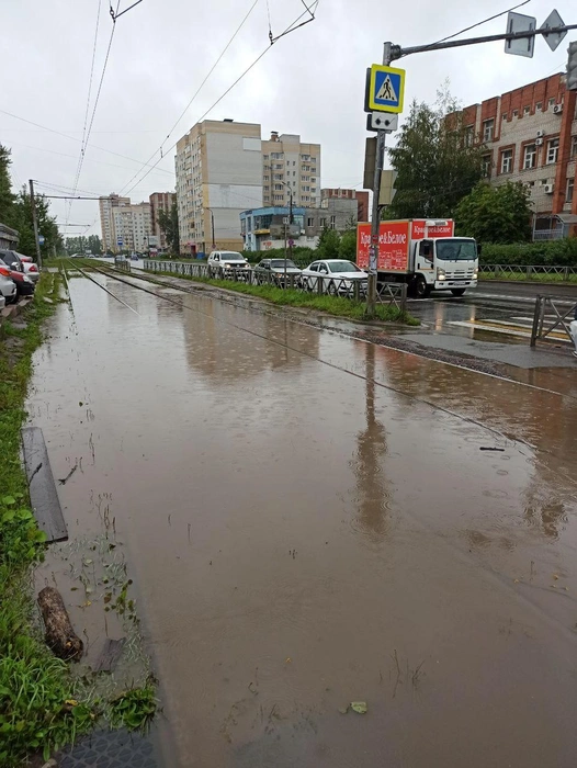 Трамвайные пути на Труфанова ушли под воду | Источник: Елена Емельянова