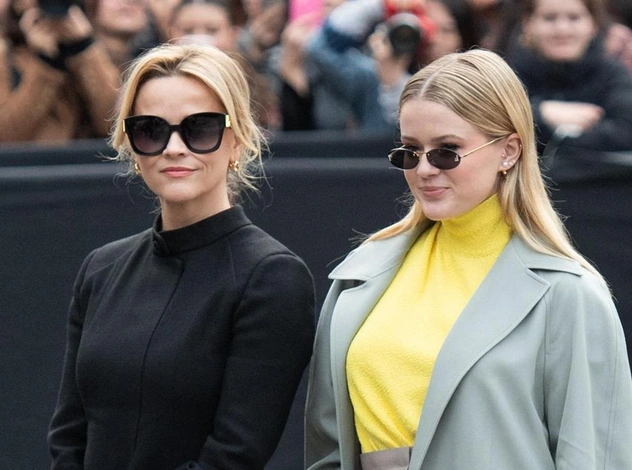 Риз Уизерспун появилась со взрослой дочерью на показе Fendi в Париже