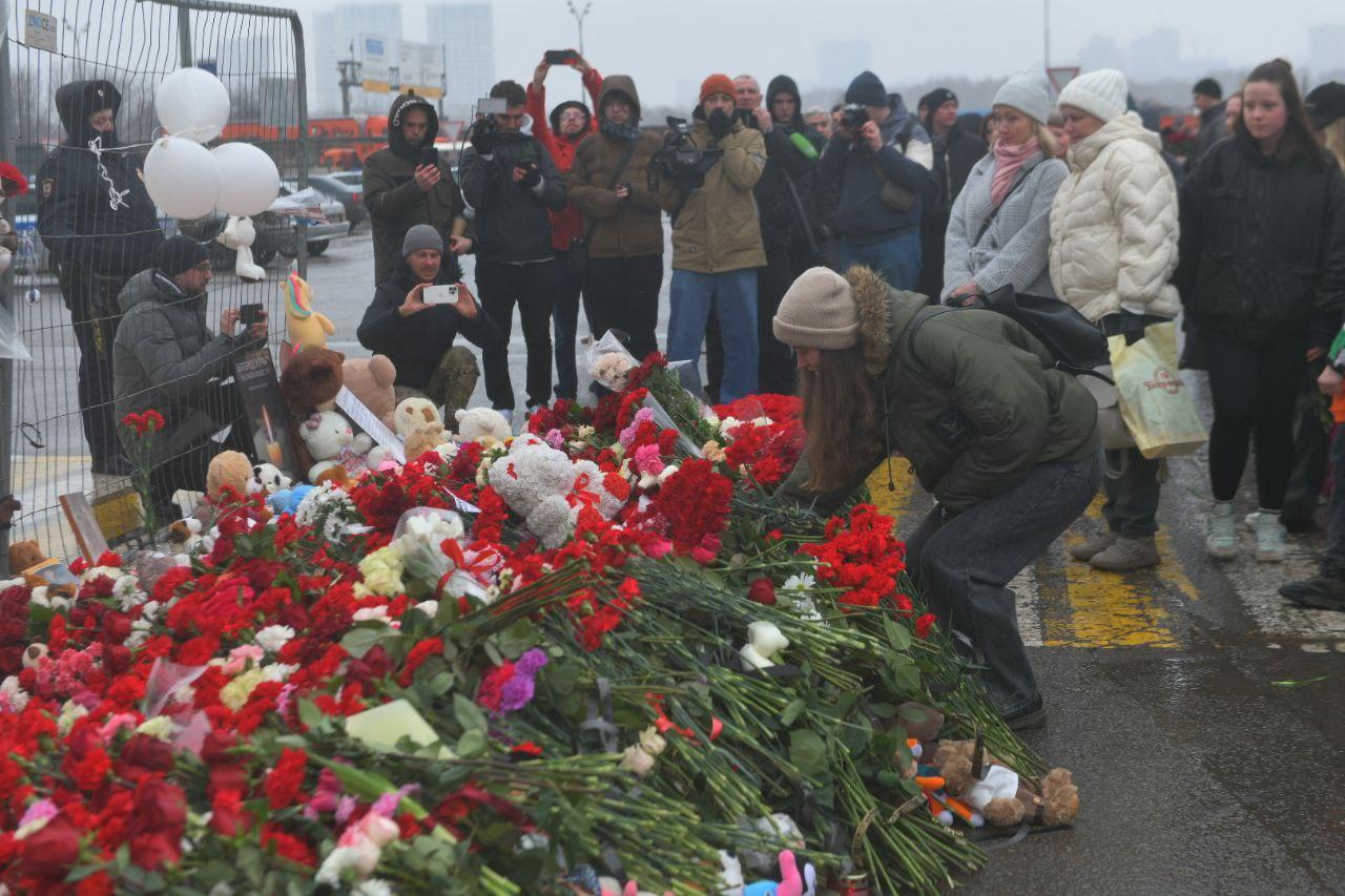 Уличный музыкант вывел людей из горящего Crocus City Hall сквозь дым и  пули: Миша Ретро рассказал, что происходило в момент теракта, списки  погибших в Крокус Сити Холл - 23 марта 2024 - 76.ру