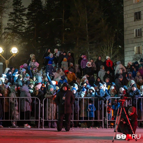 Зрители облепили ограждение вокруг сцены и использовали все возможности забраться повыше | Источник: Василина Любимова / 59.RU