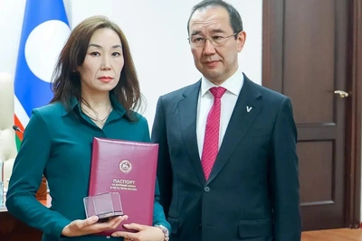 Глава Якутии вручил вдове героя «Сунтар» копию алмаза