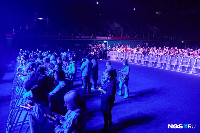 Столько места было в фан-зоне, пока на сцену не вышла Клава Кока  | Источник: Александр Ощепков / NGS.RU 
