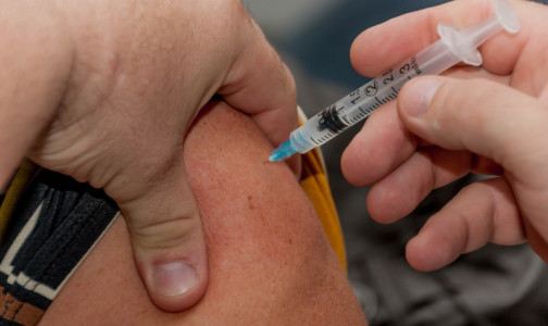 Первые добровольцы 60+ привились вакциной «ЭпиВакКорона»