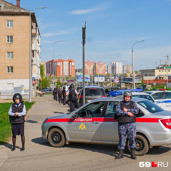Каску выдали даже хрупкой девушке-полицейскому | Источник: Тимофей Калмаков / 59.RU