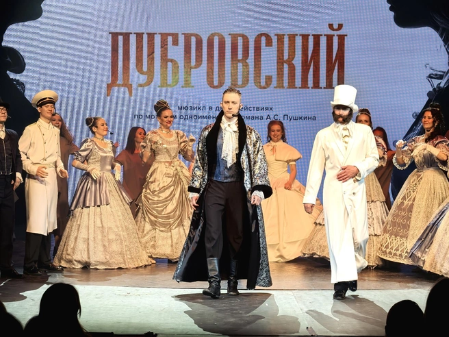 Постановка влюбляет в себя с первого взгляда за счет размаха и игры актеров | Источник: «Забайкальские узоры»