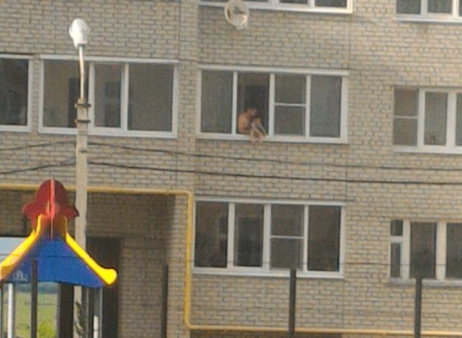Фото: рязанец посадил маленького ребенка на перила балкона | ya62.ru