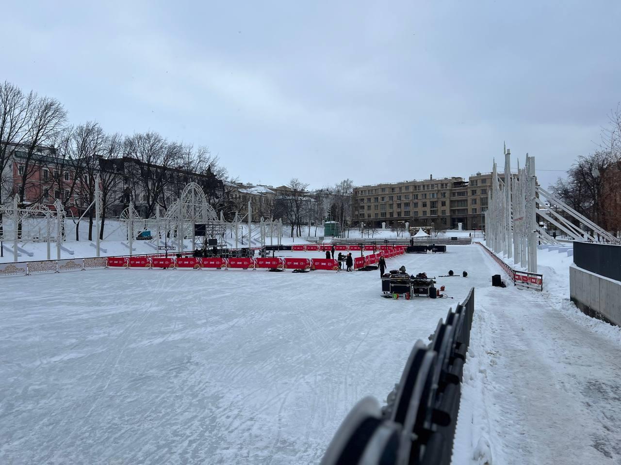 Успейте покататься, пока лед не растаял. В Казани снова открыли каток на «Черном озере» (но ненадолго)