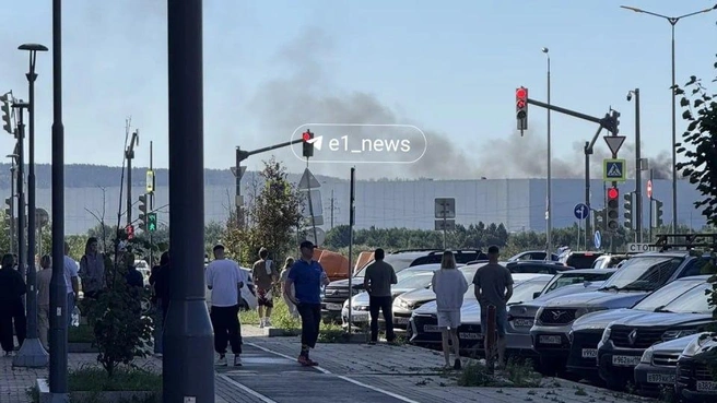 Чёрный дым над складом было видно издалека | Источник: читатель E1.RU