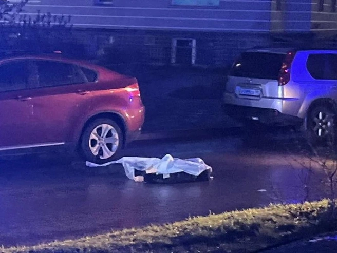 Тело погибшего, накрытое покрывалом, находилось возле жилого комплекса в Западном проезде в ночь на 26 апреля | Источник: читатель «Фонтанки»