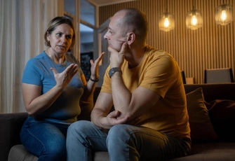 «Жена не пускает меня в комнату своего сына»: историю читателя комментирует психолог