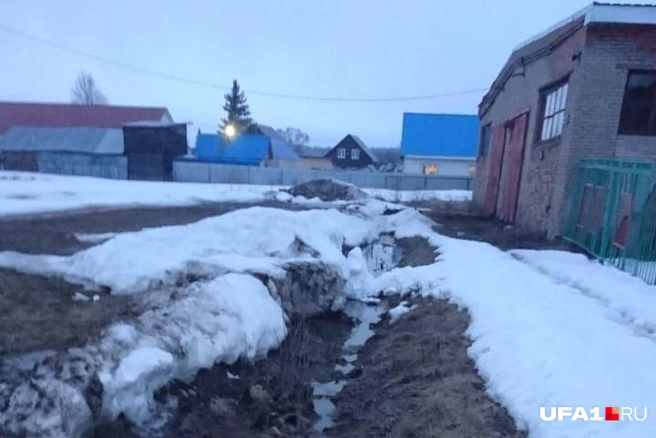 По словам местных жителей, слив производится возле Башкирского аграрного колледжа | Источник: источник UFA1.RU