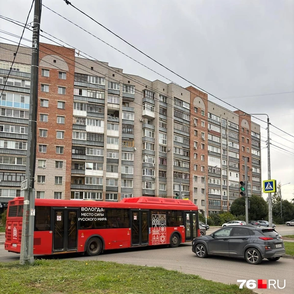 В Ярославле весь общественный транспорт стал желтым, в Вологде&nbsp;— красным. На бортах размещен слоган региона и фирменные узоры | Источник: Ксения Ткаченко / 76.RU