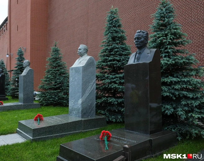 Могилы Черненко (справа) и Буденного (слева) исчезли из списков культуного наследия | Источник: Артём Устюжанин / MSK1.RU