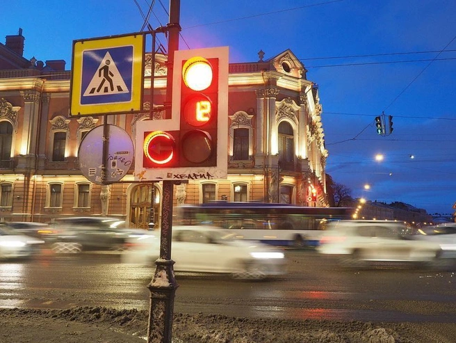 В Петербурге из-за ГОСТа светофоры горят красным по две минуты | Источник: Михаил Огнев / FONTANKA.RU