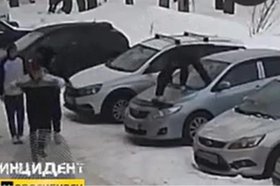Vandals jump on car in Novosibirsk backyard, video shows