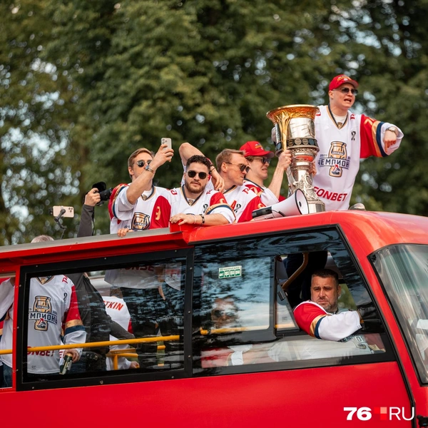 Чемпионский автобус выдвинулся от «Арены-2000» на Советскую площадь | Источник: Александр Куренной / 76.RU