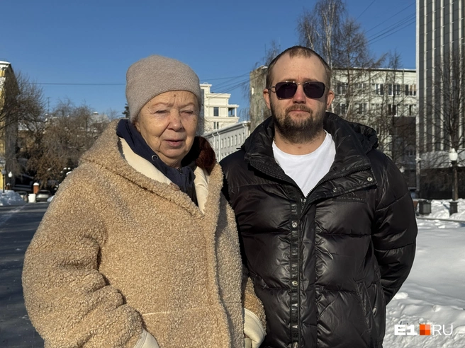Бывшая хозяйка павильона вместе с нынешним владельцем Анатолием Лушниковым | Источник: Кирилл Кушнов / E1.RU