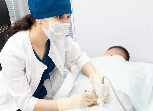 Если боль острая, врач может назначить лечебно-медикаментозную блокаду | Источник: «МРТ Альянс»