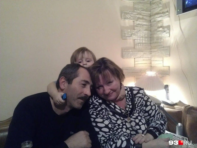 Бекхан Бештоев со своей супругой и племянницей | Источник: из личного архива семьи