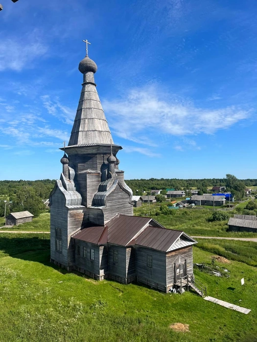 Самая высокая деревянная церковь. Она находится в деревне Пияла в Архангельской области | Источник: «Nomade ADV» / Telegram