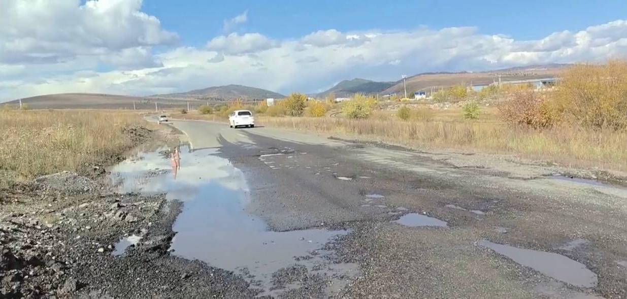 «Ждем, пока в кювет не улетят»: дорога к аэропорту в Чите превратилась в полосу препятствий