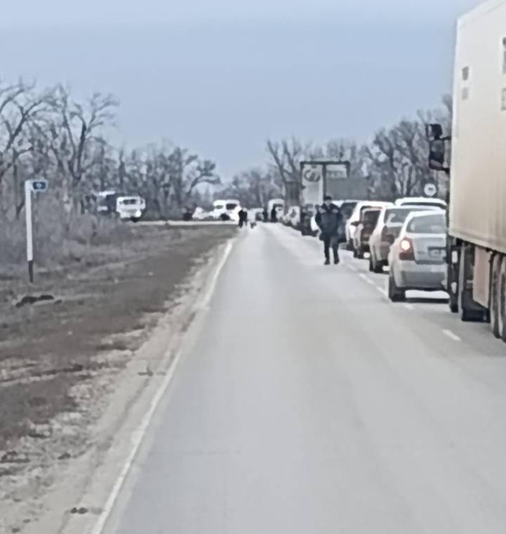 Под Волгоградом водители встали в гигантскую пробку на дороге, где трагически разбился участник СВО