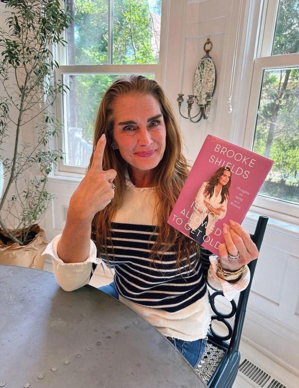 Брук Шилдс начала писать книги  | Источник: brookeshields/Instagram (экстремистская организация, деятельность запрещена на территории РФ)