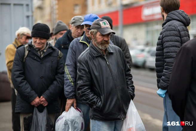 Волонтер Олег рассказывает, что в работе с бездомными важна системность | Источник: Евгений Вдовин / 161.RU