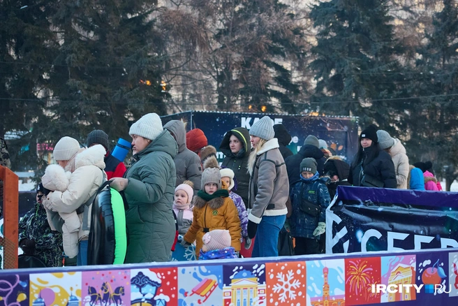 Под легкий морозец и катания с ветерком. Как в Иркутске открыли горку и зажгли главную елку: яркий фоторепортаж | Источник: Даниил Конин / «ИрСити»