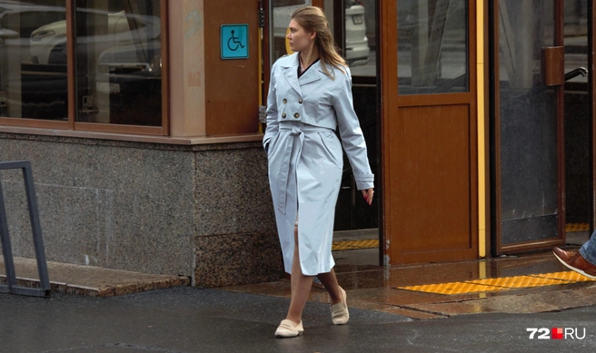 Хоть на улице и тепло, но легкий плащ не помешает  | Источник: Павел Красоткин / 72.RU 