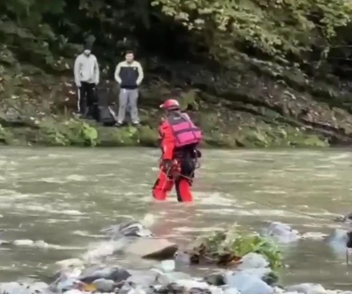 В Сочи спасатели эвакуировали туристов, застрявших в горах из-за подъема реки