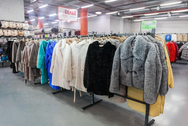 Здесь большой выбор верхней одежды и зимней обуви | Источник: «Семейный континент»