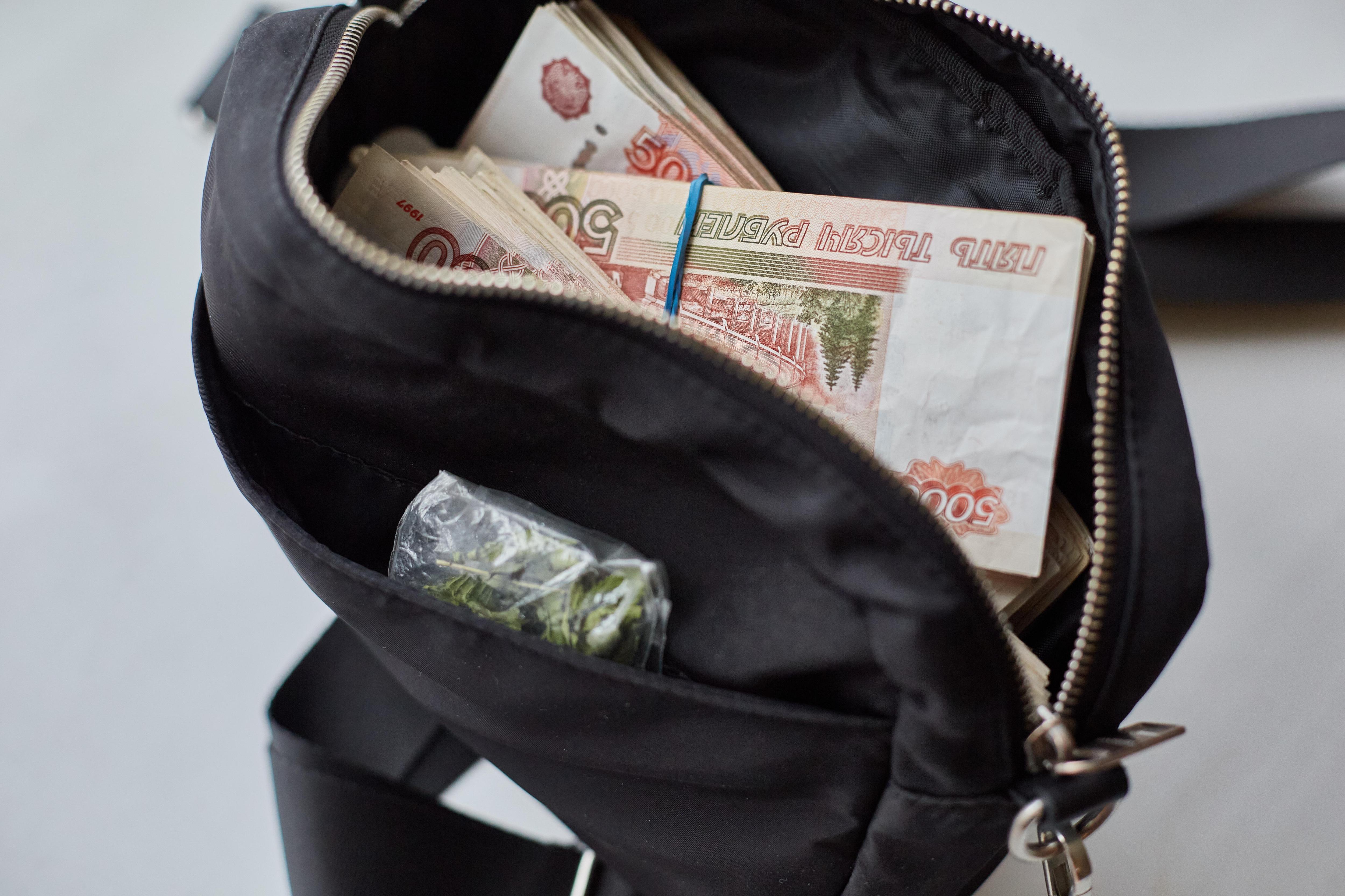 «Отжали» 1,3 млн: полицейские в Башкирии вымогали деньги с закладчиков