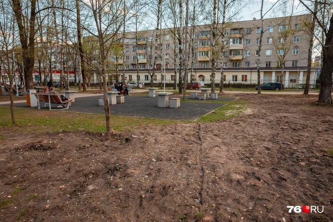 Пройдем дальше и увидим зону для игры в шахматы. И раскуроченный газон | Источник: Александр Куренной / 76.RU