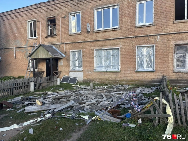 Разбитый шифер сбросили вниз, а окна закрыли пленкой | Источник: Алина Сардекова / 76.RU